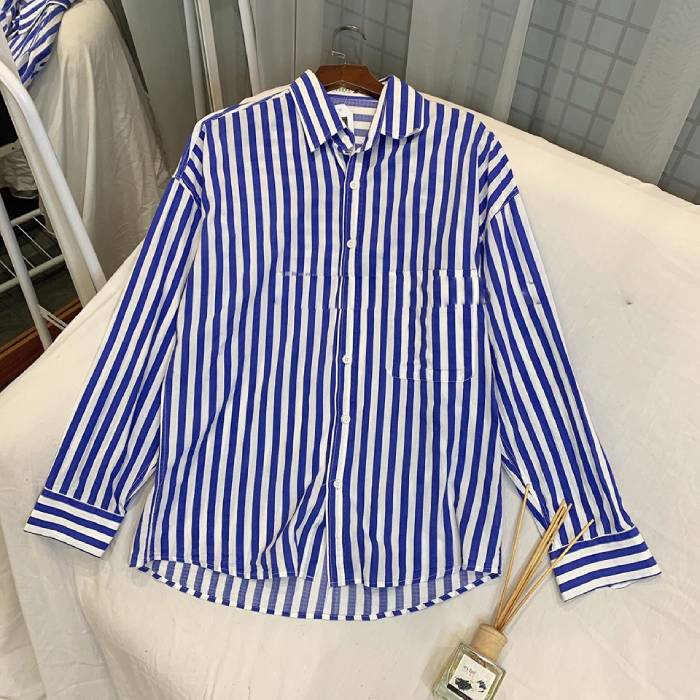 Áo sơ mi kẻ sọc xanh trắng đơn giản mà cực thời trang