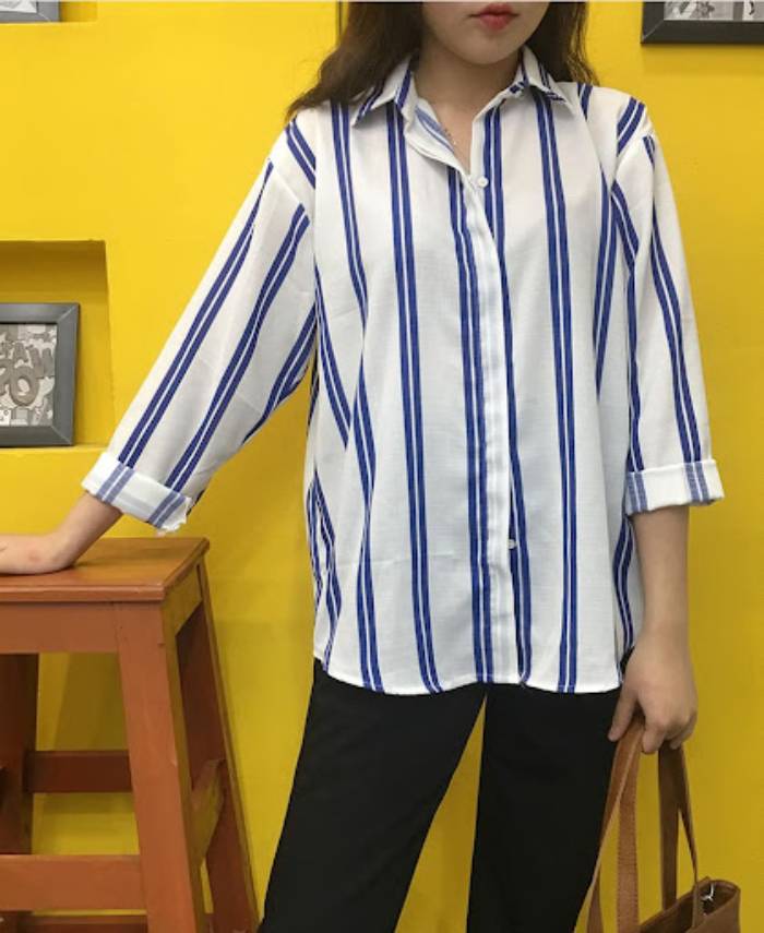 mẫu sơ mi nữ kẻ sọc xanh dương nặng động, cá tính