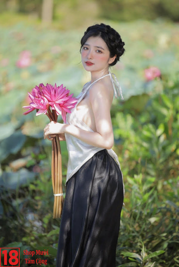 Gái quê đẹp gợi cảm trong trong phục áo yếm (4)