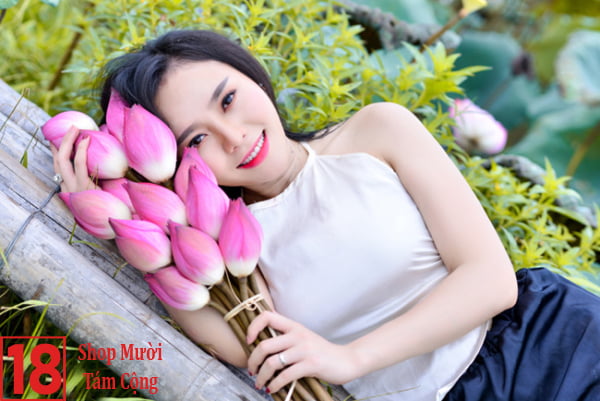 Gái Xinh Quê ở Miền Trung Chụp Với Hoa Sen (1)