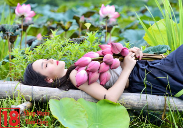 Gái Xinh Quê ở Miền Trung Chụp Với Hoa Sen (3)