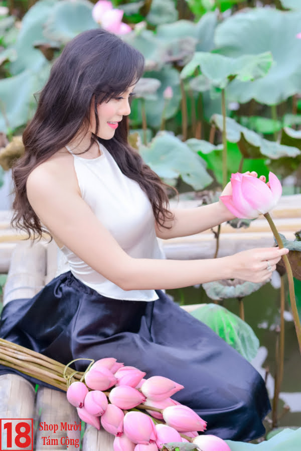 Gái Xinh Quê ở Miền Trung Chụp Với Hoa Sen (4)