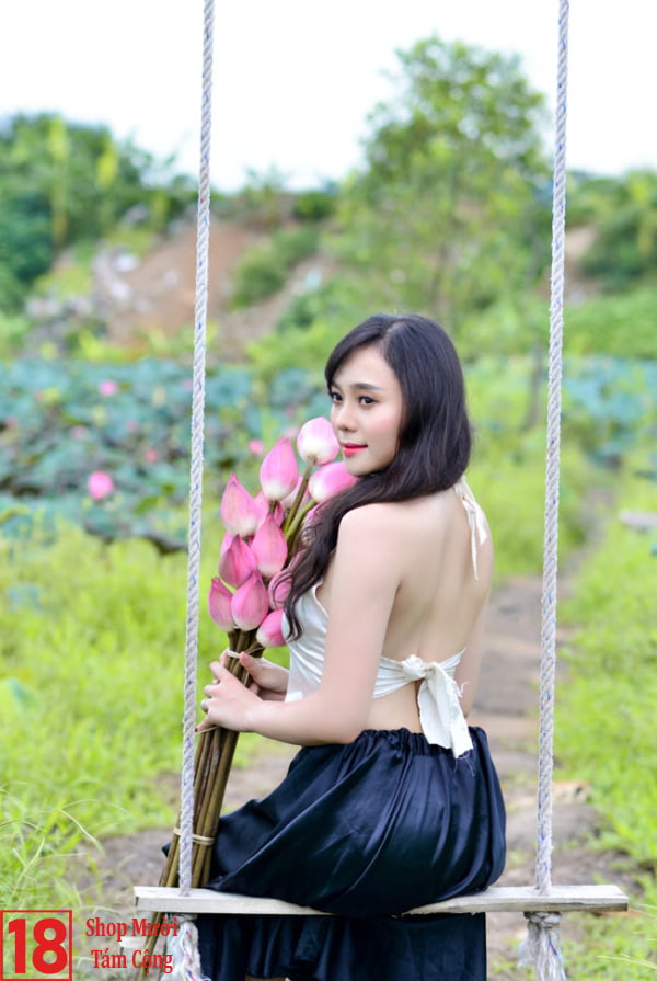 Gái Xinh Quê ở Miền Trung Chụp Với Hoa Sen (5)