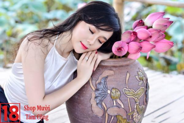 Gái Xinh Quê ở Miền Trung Chụp Với Hoa Sen (6)