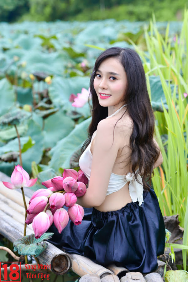 Gái Xinh Quê ở Miền Trung Chụp Với Hoa Sen (7)