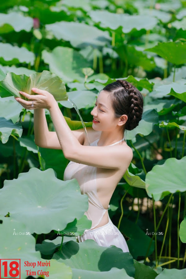 Gái quê đẹp gợi cảm trong trong phục áo yếm (1)