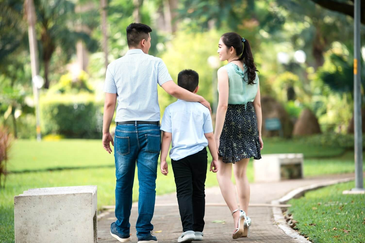 Cách tạo dáng chụp ảnh gia đình 3 người