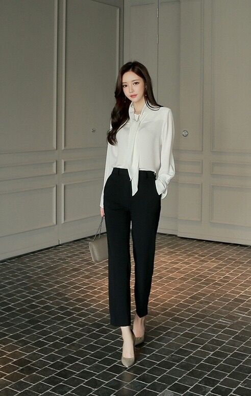 Tư thế thanh lịch khi diện quần âu