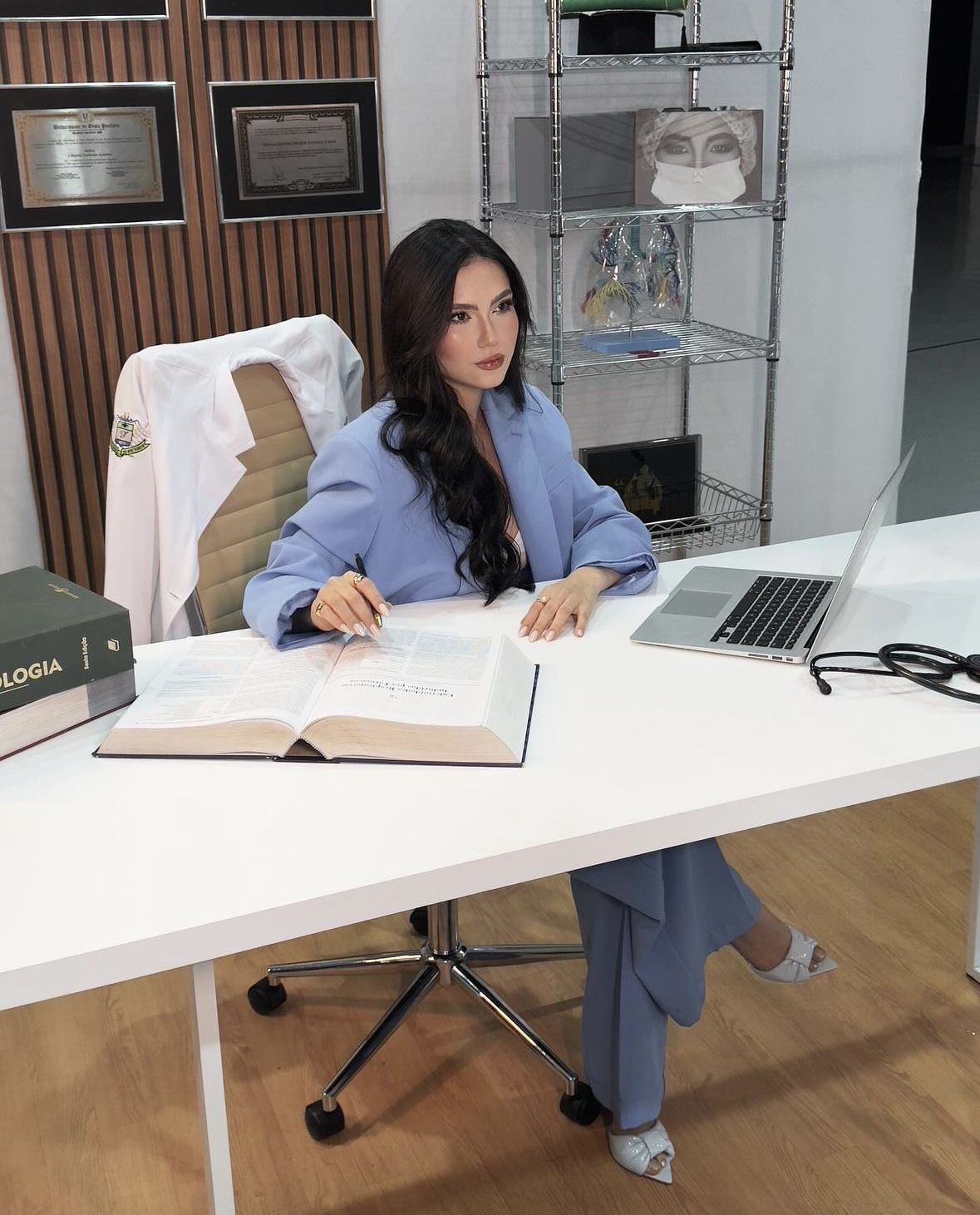 Dáng ngồi thanh lịch trong không gian văn phòng