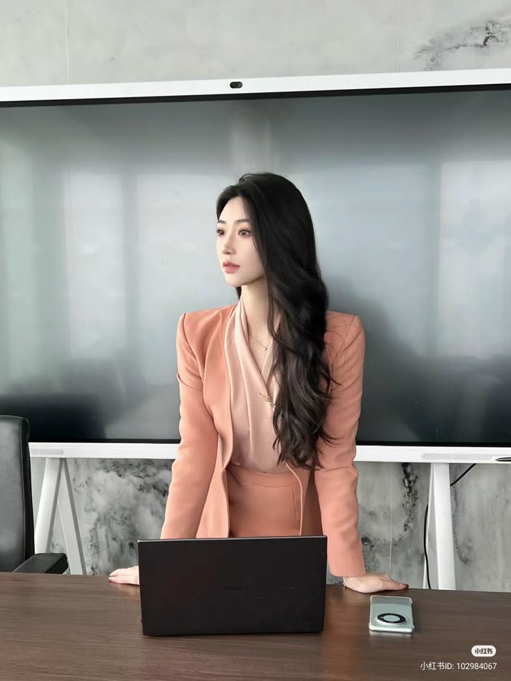 Dáng pose nhẹ nhàng bên bàn gỗ sang trọng