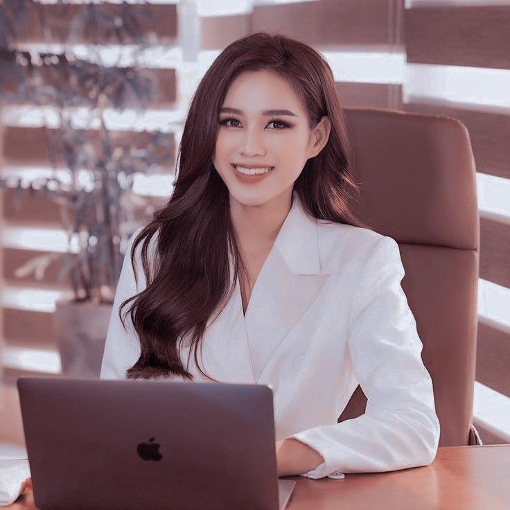 Tạo dáng với laptop đầy phong cách