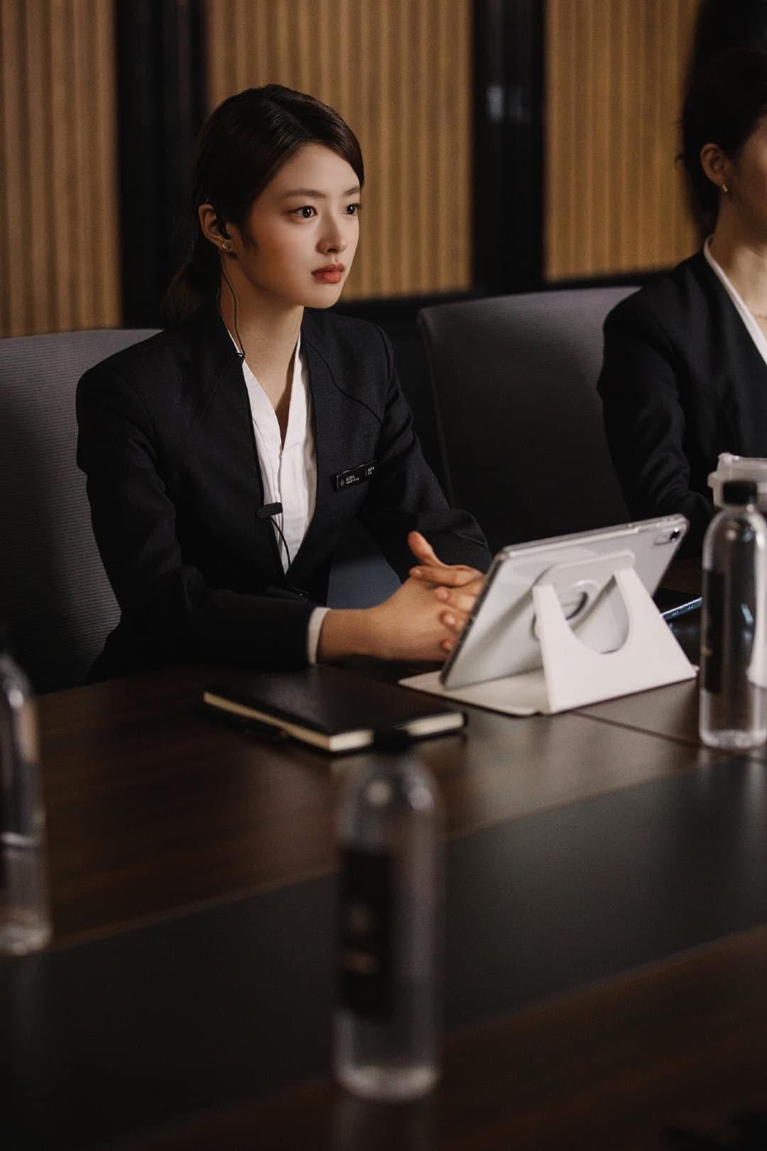 Dáng ngồi thoải mái nhưng vẫn lịch sự