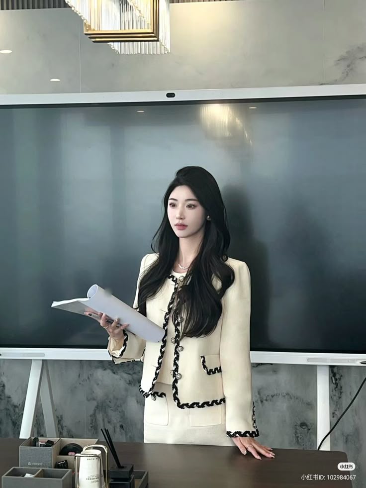 Dáng pose năng động bên bàn làm việc