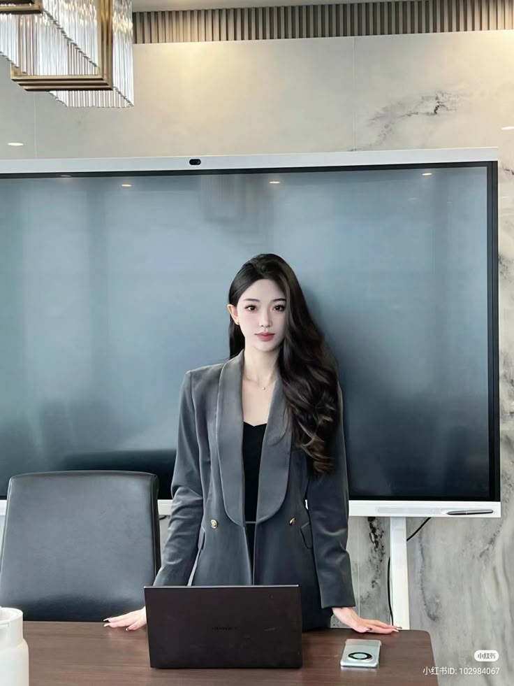 Vẻ đẹp thanh lịch trong môi trường làm việc