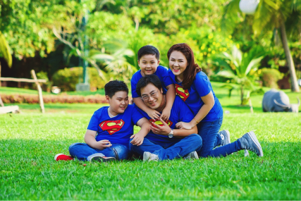 chụp gia đình với trang phục nhí nhảnh