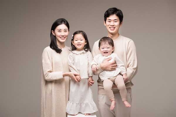 Gia đình 4 người chụp ảnh kỷ niệm