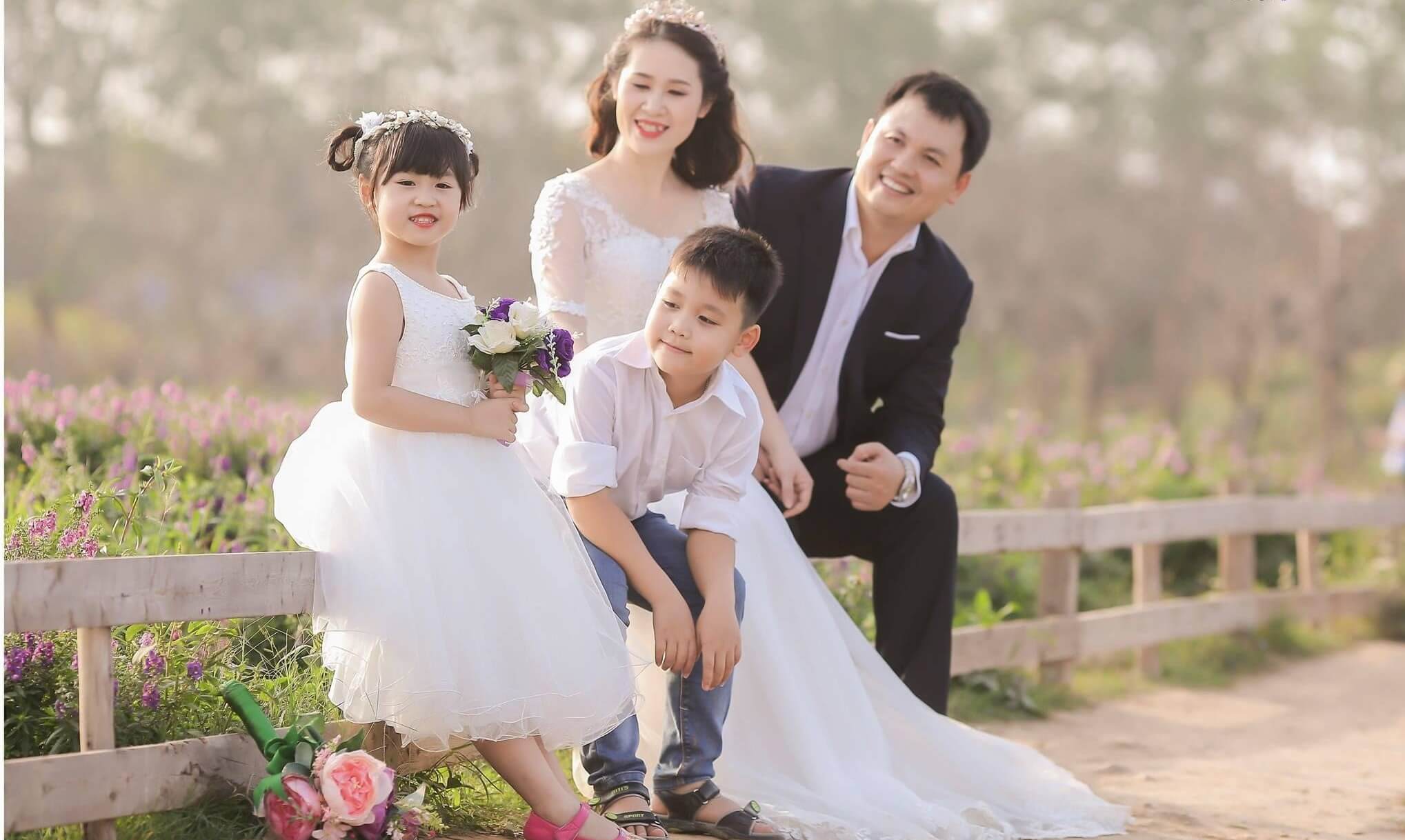 chụp hình gia đinh 4 người ngoại cảnh tại Hồ Chí Minh