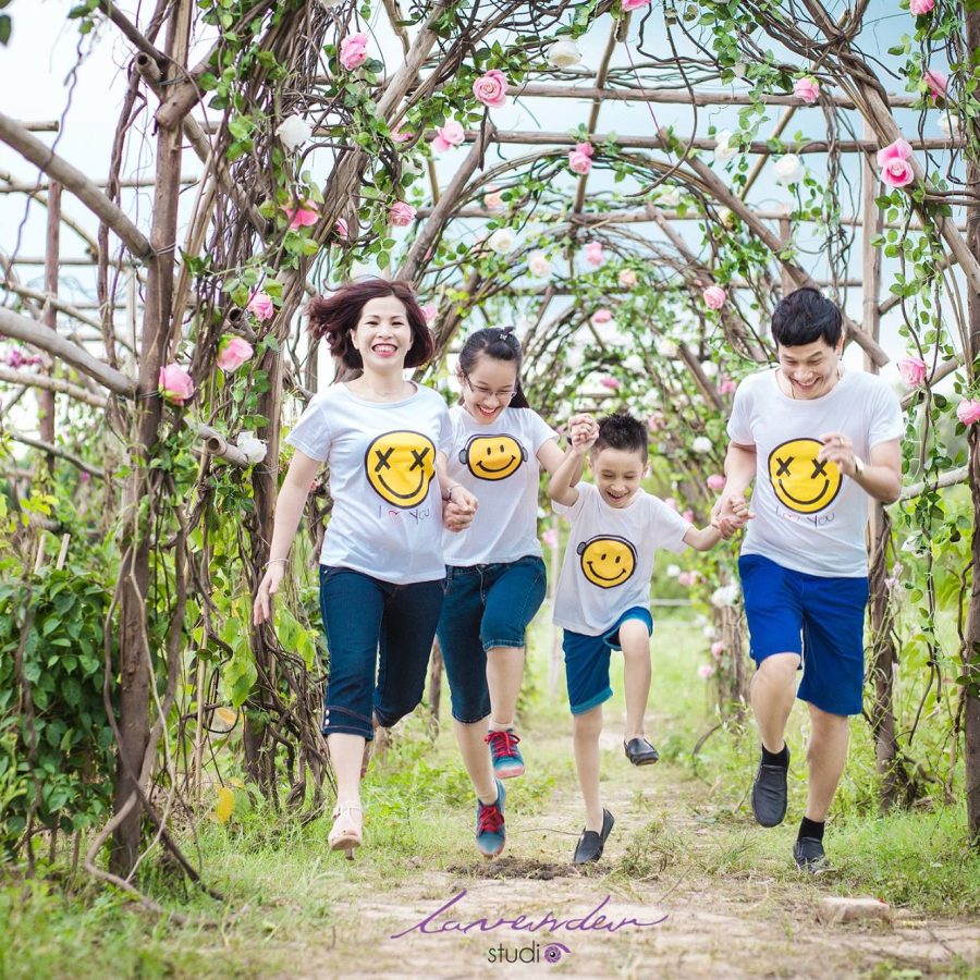 gia đình hạnh phúc chụp ảnh kỷ niệm