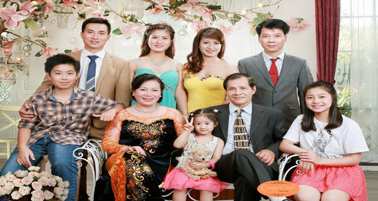 chụp kỷ niệm ngày cưới cùng gia đình