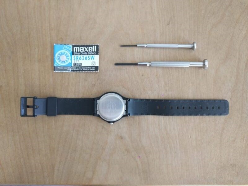 Tháo nắp đáy đồng hồ Casio bằng bộ dụng cụ