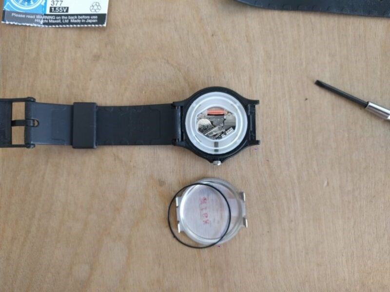 Gỡ viên pin đã hết ra khỏi bộ máy đồng hồ