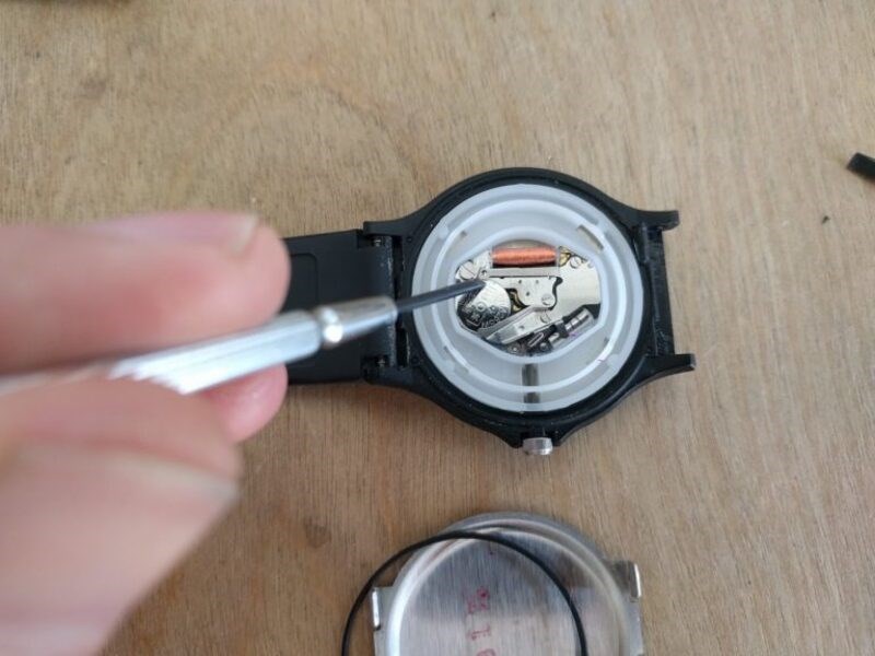 Đặt viên pin mới vào đúng vị trí của viên pin cũ