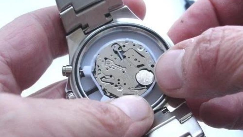 Kiểm tra khả năng chống nước của đồng hồ sau khi thay pin để sử dụng lâu dài