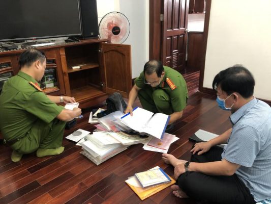 Tội ‘Lợi dụng chức vụ, quyền hạn bắt, giữ, giam người trái pháp luật’: Vướng mắc và kiến nghị