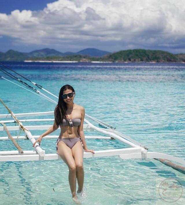 Thúy Diễm khoe dáng nóng bỏng với bikini trên bãi biển