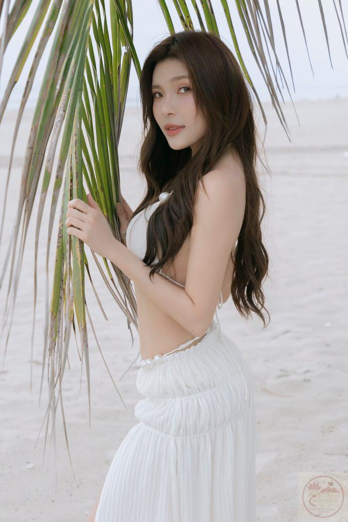 Thúy Diễm gây sốt với loạt ảnh diện áo tắm bé xíu đầy gợi cảm - Saostar.vn