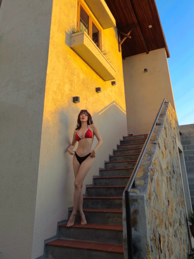 Với body sexy và không mỡ thừa cùng chiều cao 1,68 m, Tóc Tiên tự tin chinh phục các kiểu trang phục bó sát hoặc cắt khoét táo bạo.