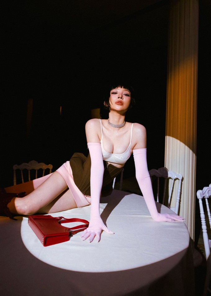 Tóc Tiên vốn gắn bó với phong cách quyến rũ nhưng nhiều khán giả nhận ra từ khi chia tay nhà sản xuất Hoàng Touliver, cô ngày càng táo bạo. Không chỉ khoe dáng với bikini nhỏ xíu khi đi biển, cô còn diện đồ trễ ngực, xuyên thấu hoặc cắt khoét mảng lớn trong các bộ ảnh cũng như sản phẩm âm nhạc mới.