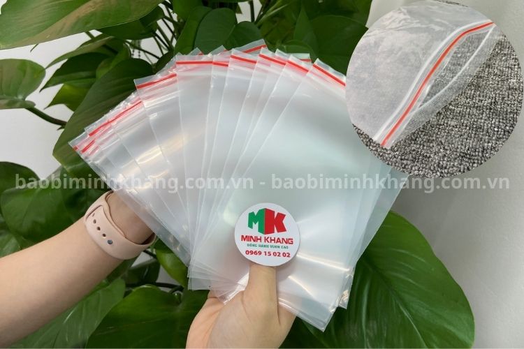 Túi zip chỉ đỏ thiết kế hai đường khóa zip giúp đóng mở dễ dàng