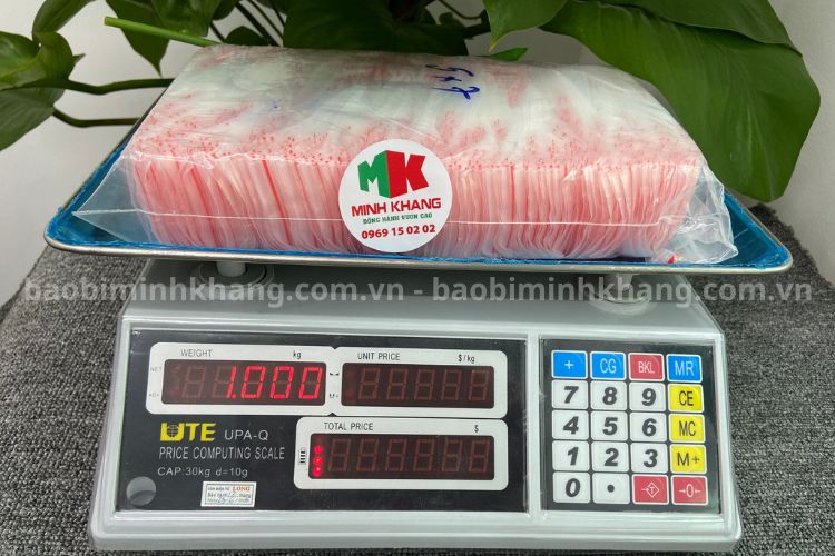 Túi zip chỉ đỏ tại Bao Bì Minh Khang được chia sẵn theo ký