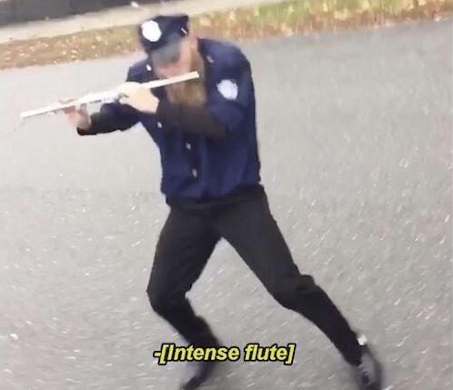 Lướt Reddit khuya mà nghe tiếng gõ cửa