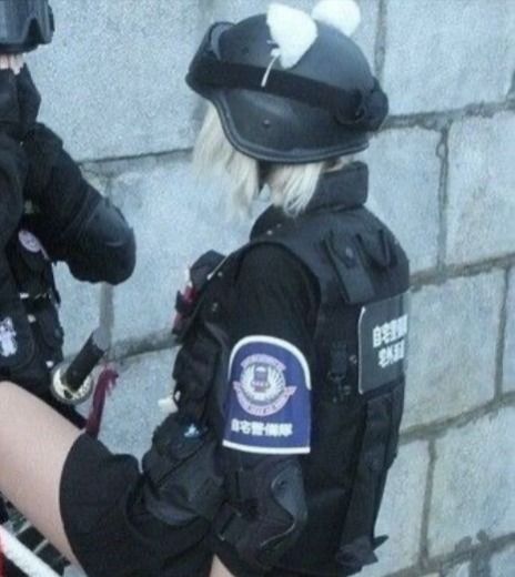 Mới nhìn hình 2 giây đã nghe tiếng bước chân FBI