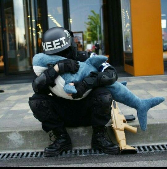 Có một ánh mắt xuyên qua màn hình laptop