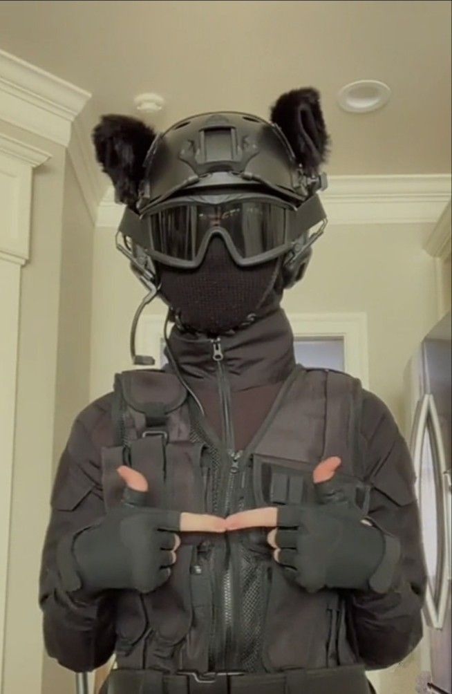 Cửa vừa khóa, tiếng FBI đã vang lên