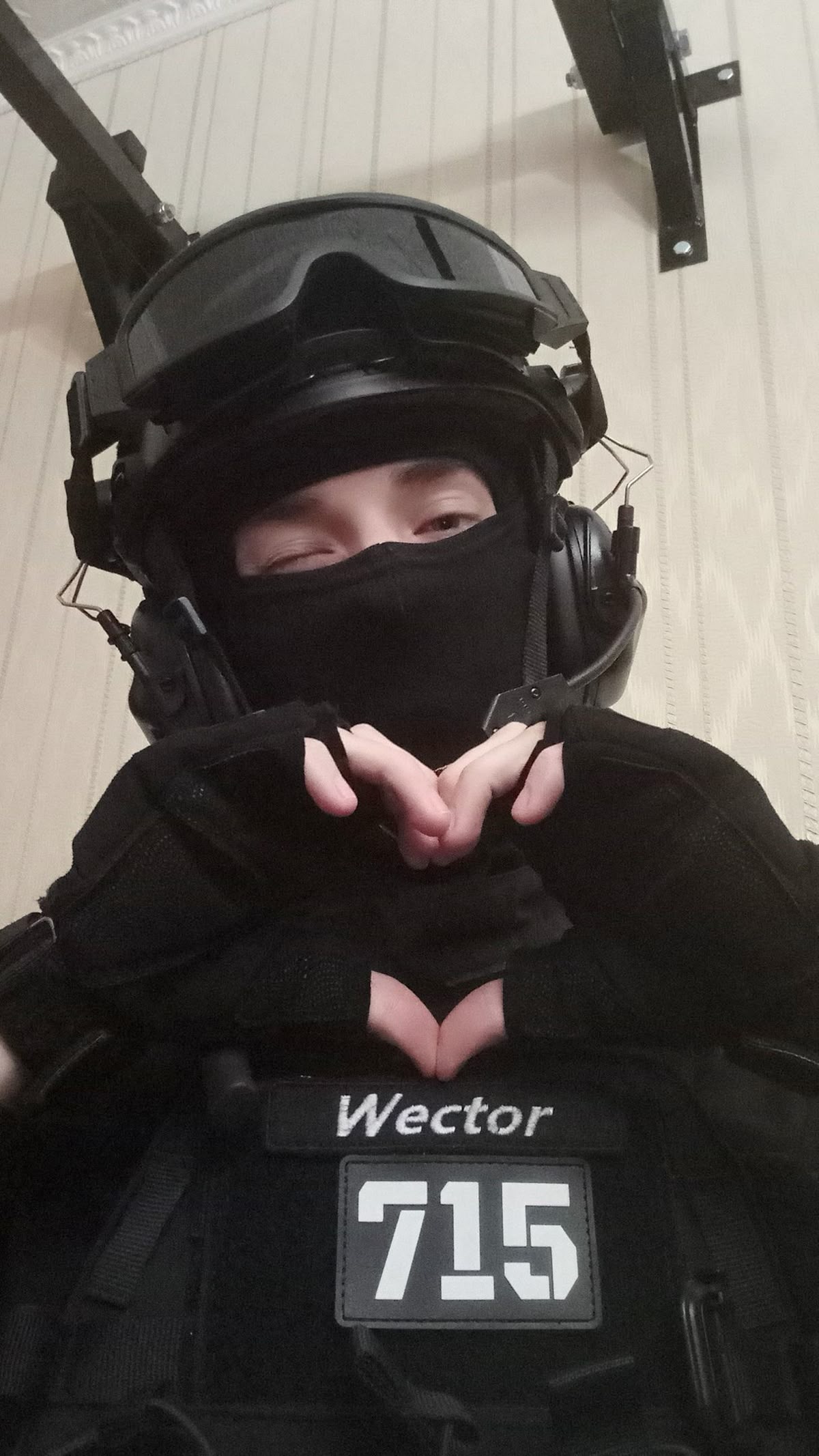 Có cần nhìn mình chằm chằm vậy không trời