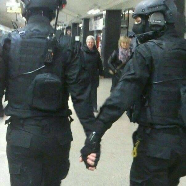 Chưa kịp gõ cửa mà đã nghe tiếng "FBI open up!"