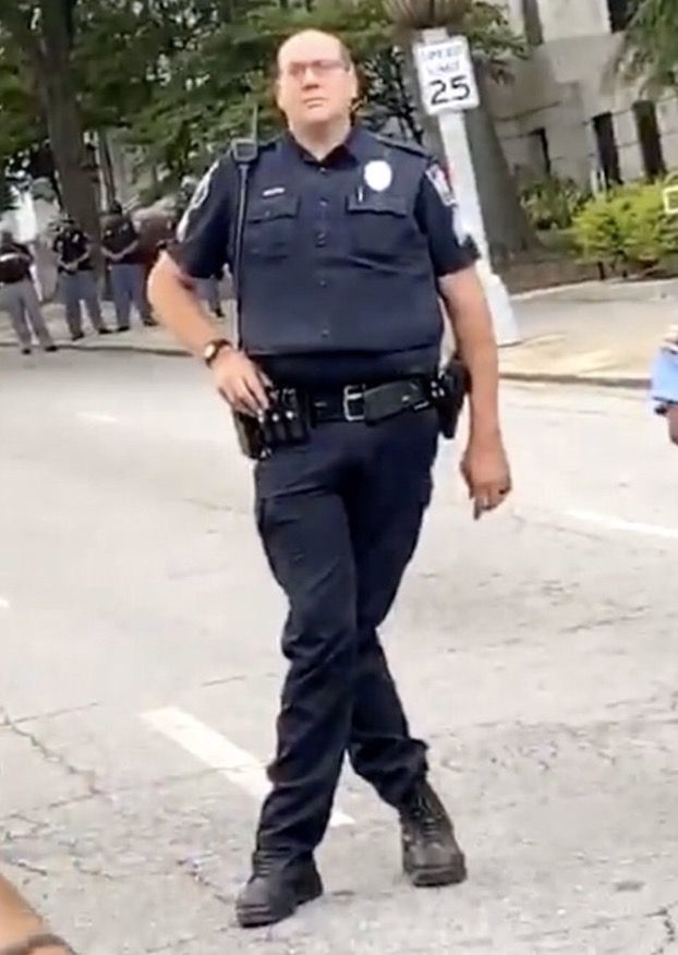 Đang cười cái meme thì bị theo dõi