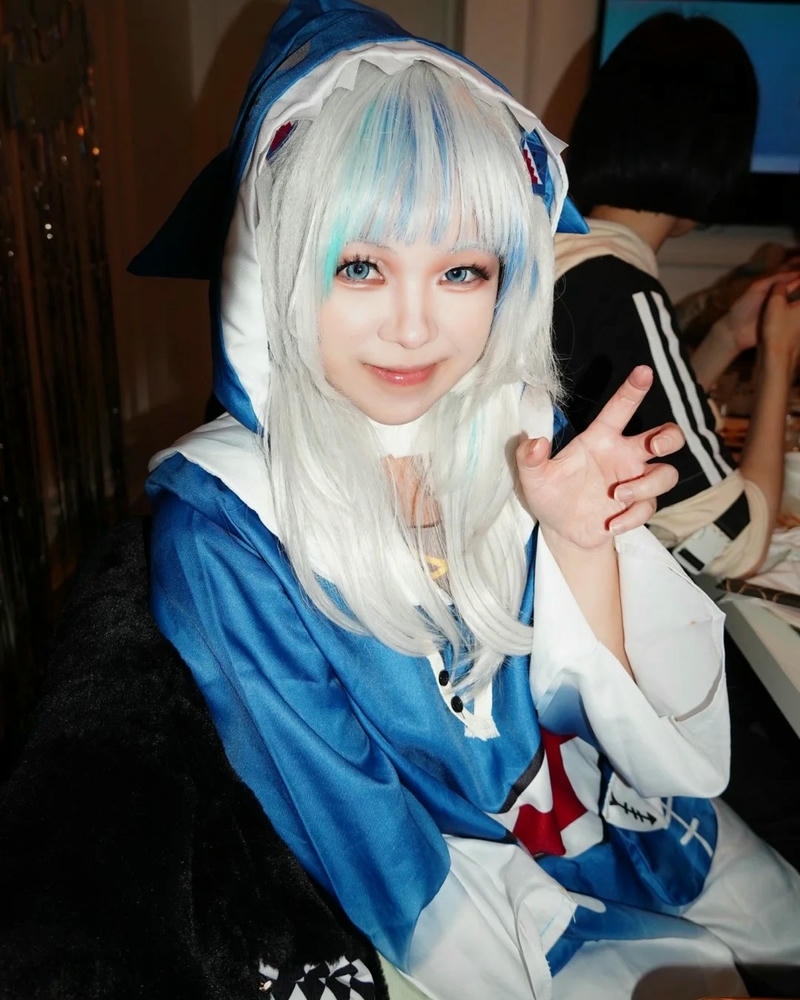 Hóa trang gawr gura ngồi ghế tạo dáng tay chữ v