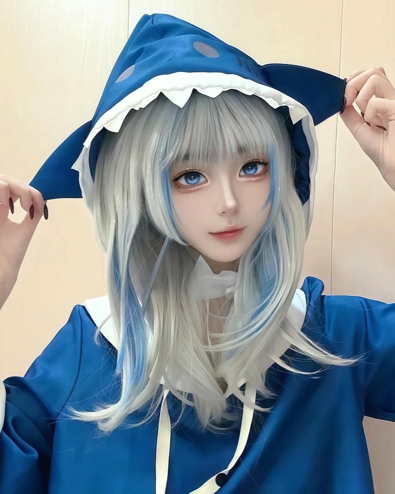 Cô gái hóa trang gura hai tay ôm đầu dễ thương