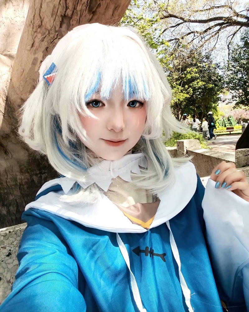 Yaoyaoqwq gawr gura cosplay tóc trắng dưới nắng vàng rực rỡ