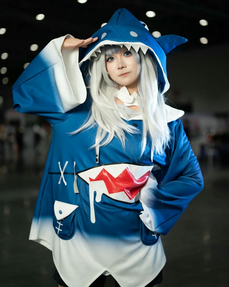 Yaoyaoqwq gawr gura cosplay đứng tại sự kiện hội chợ anime