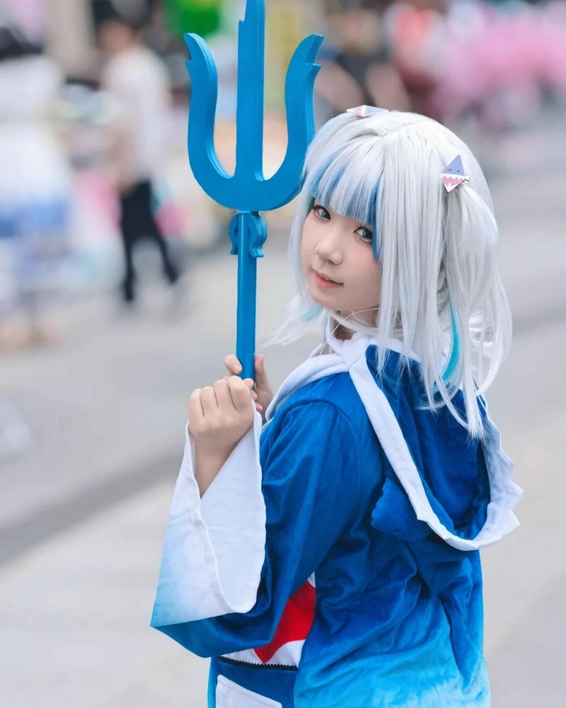 Yaoyaoqwq gawr gura cosplay cầm đinh ba đứng trên phố