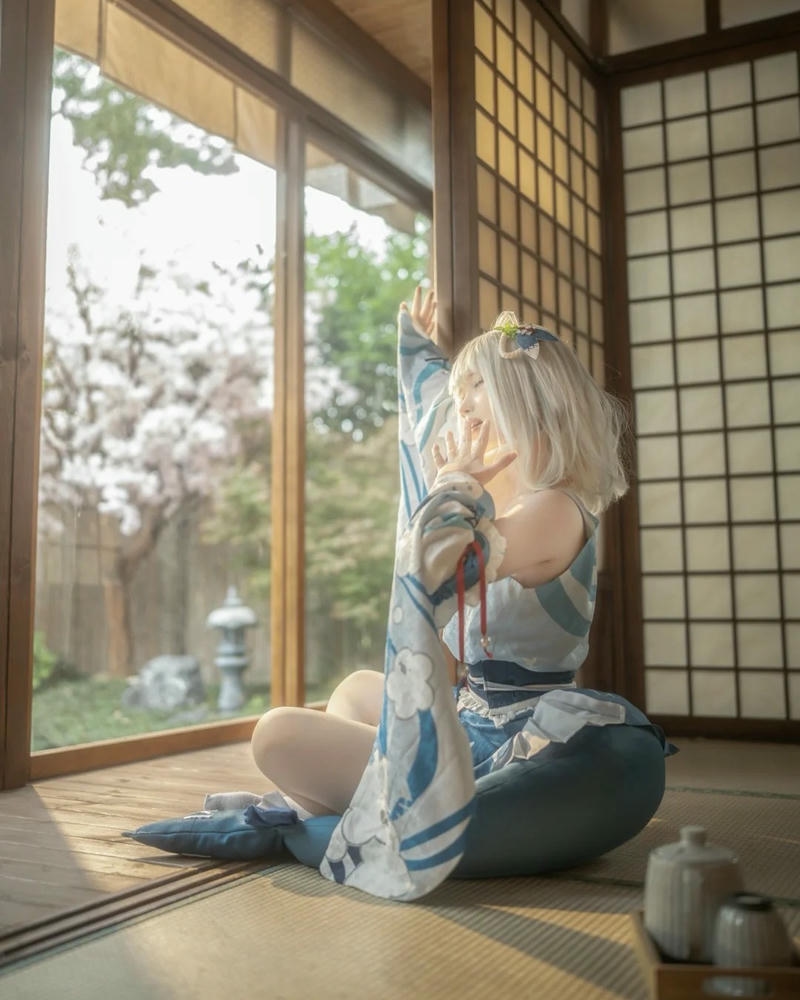 Yaoyaoqwq gawr gura cosplay ngồi trong phòng kiểu nhật bản đẹp