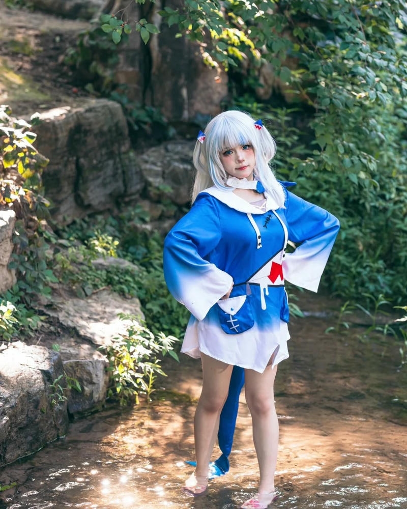 Yaoyaoqwq gawr gura cosplay đứng bên gốc cây ngoài trời xanh