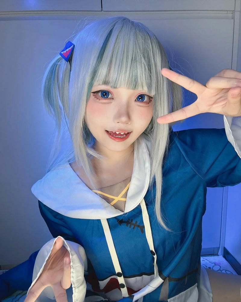 Yaoyaoqwq gawr gura cosplay tạo dáng chụp ảnh selfie xinh xắn