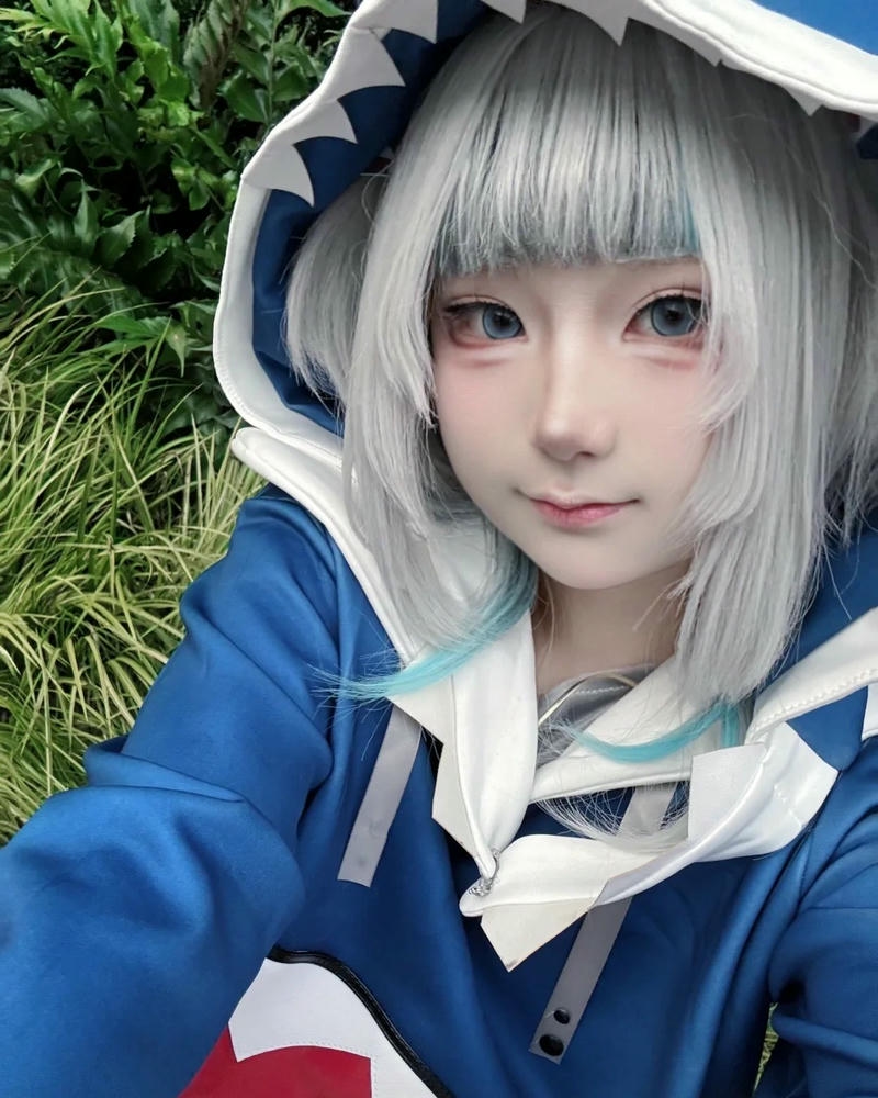 Yaoyaoqwq gawr gura cosplay mặc áo hoodie xanh cá mập